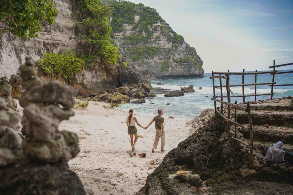 paar spaziert hand in hand am tembeling beach in nusa penida
