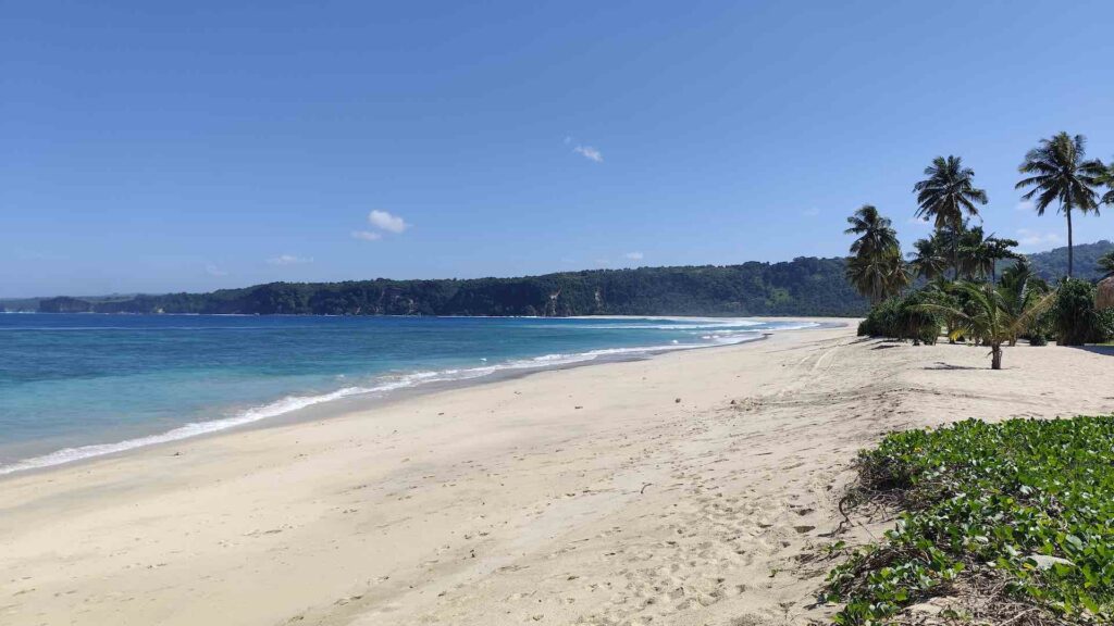 weisser menschenleerer sandstrand in sumba indonesien