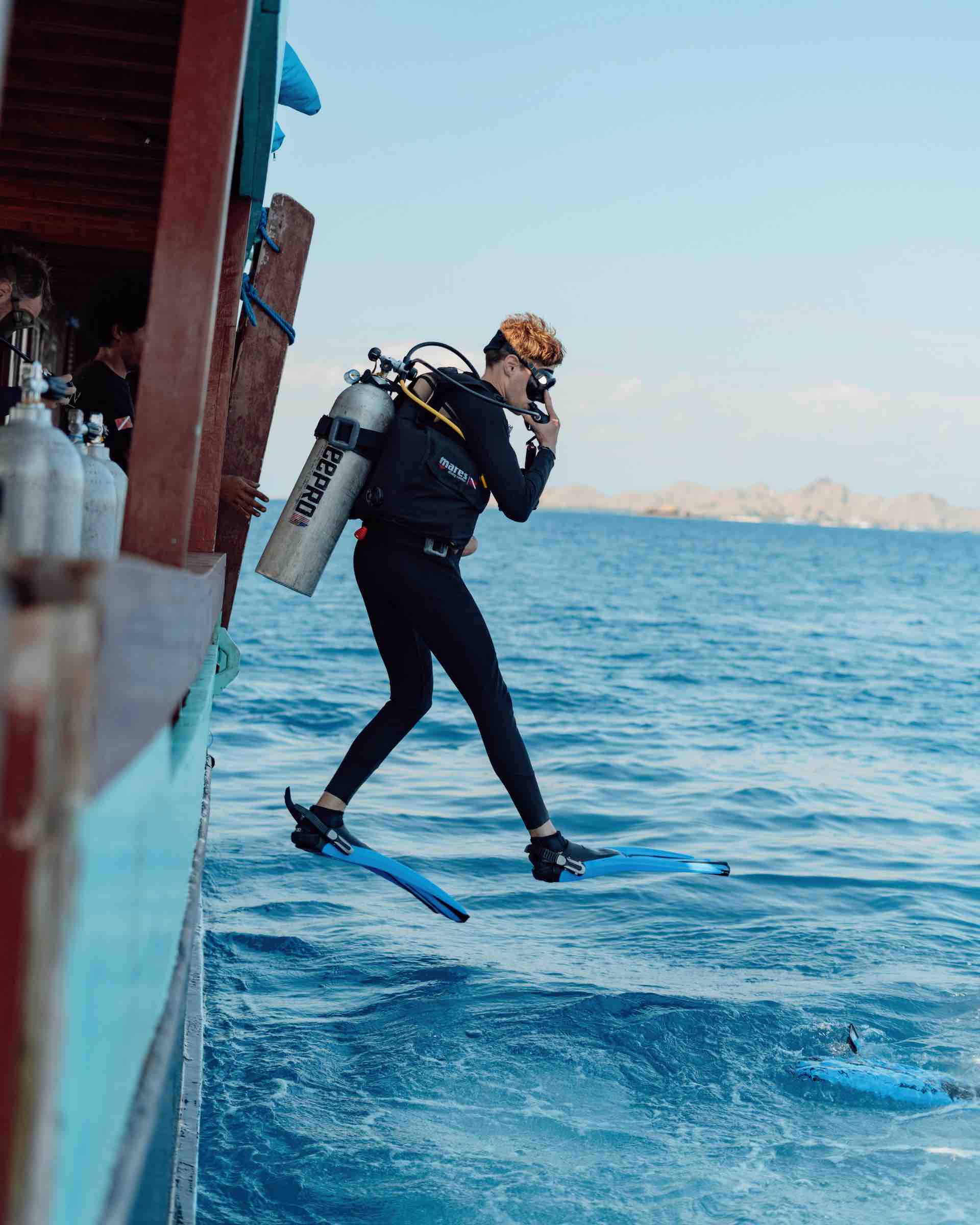 sprung in tauchausruestung von boot des tauchanbieters neren diving