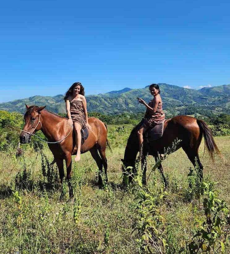 steffi und freundin auf zwei sumba ponys mit blick auf landschaft