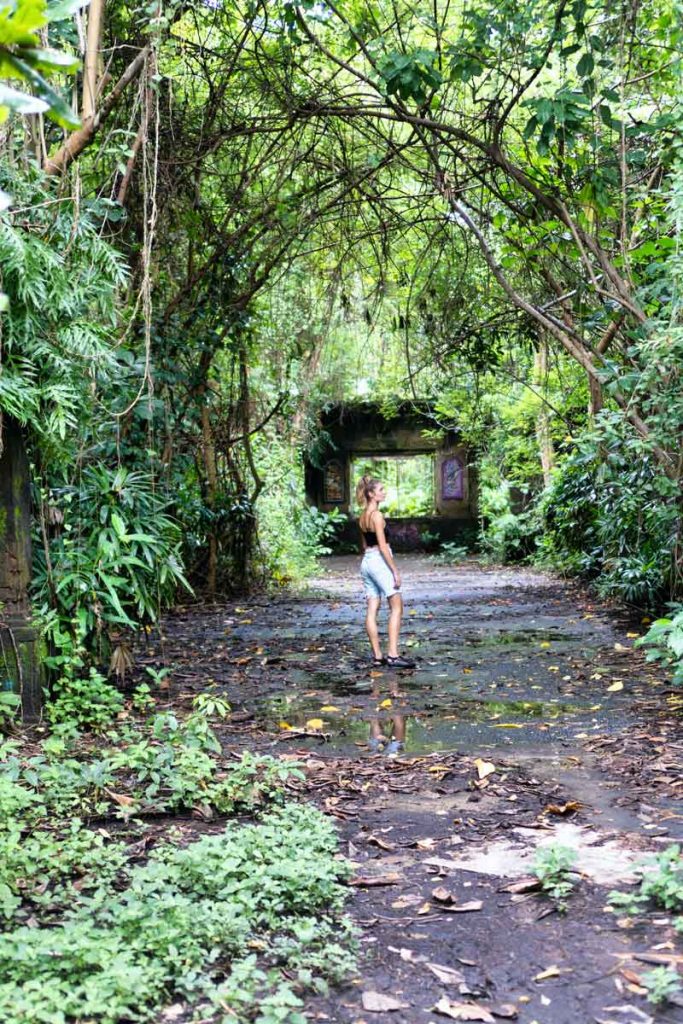 Autorin Annabell zwischen den Dschungelruinen des Taman Festival Bali