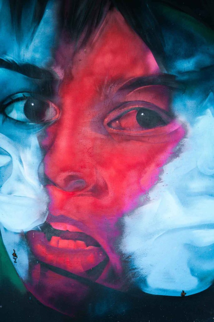 Nahaufnahme eines Graffiti Kunstwerks im Taman Festival Park auf Bali