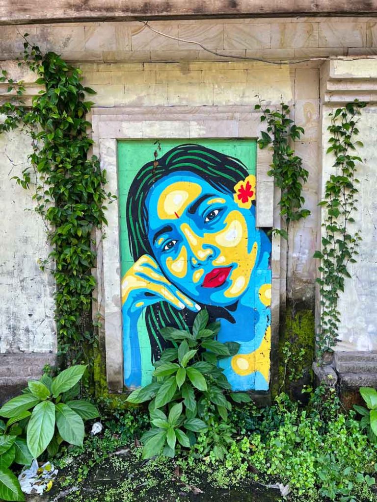 Graffiti auf einer alten Gebäudemauer im Taman Festival Bali Freizeitpark