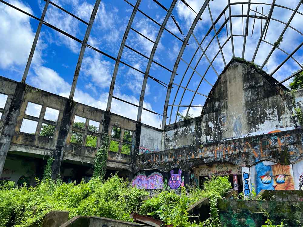 Ruine eines Gebäudes im ehemaligen Taman Festival Bali Freizeitpark