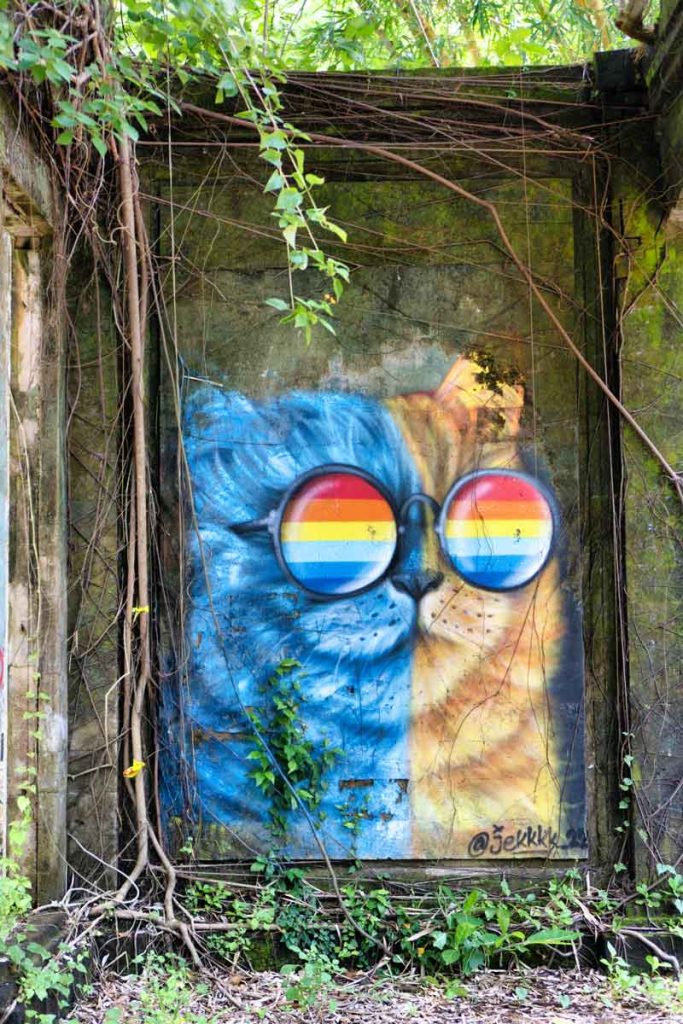 Graffiti Kunstwerk mit Dschungelranken im Taman Festival Bali