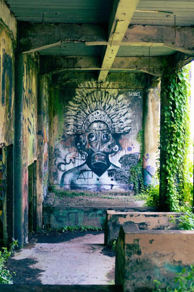 Altes Gebäude mit Graffiti im Taman Festival Bali Freizeitpark