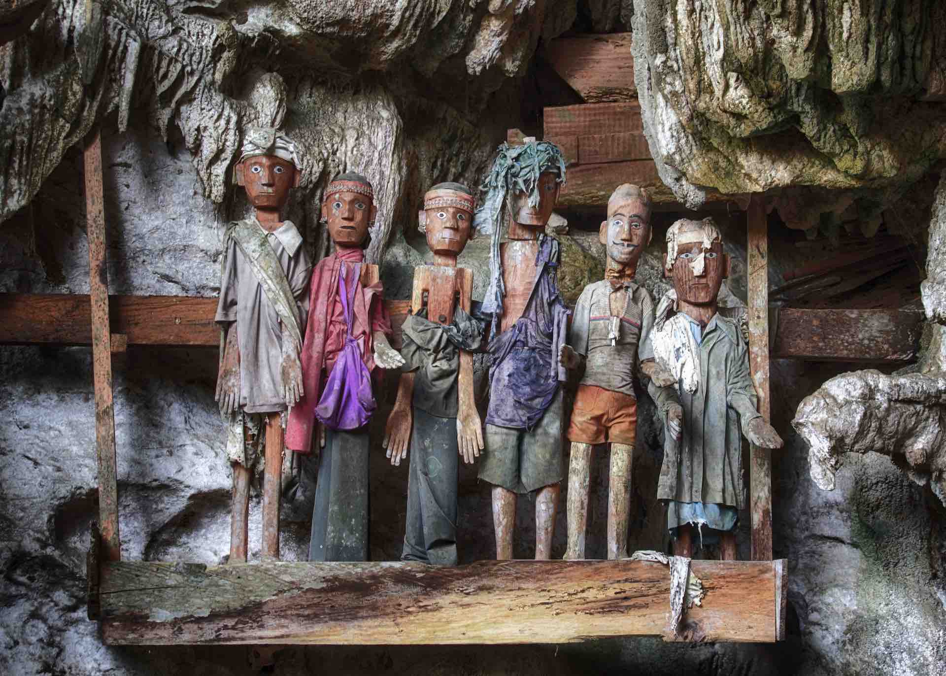 Grabhöhle Tampang Allo mit Tau-Tau vor der Restaurierung Tana Toraja