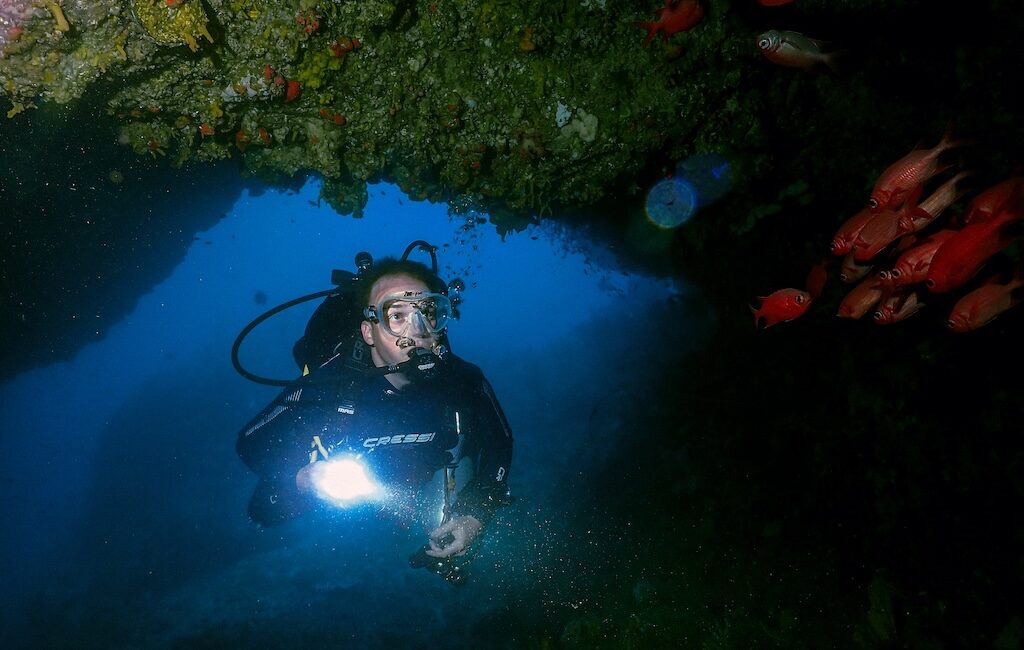 taucher bei swim through in lombok