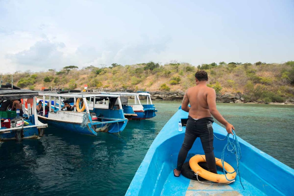 boote legen an zum tauchen vor bali 