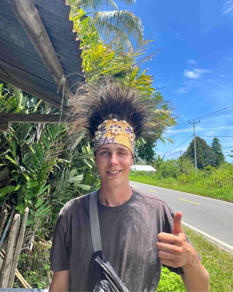 autor mit traditionellem kopfschmuck