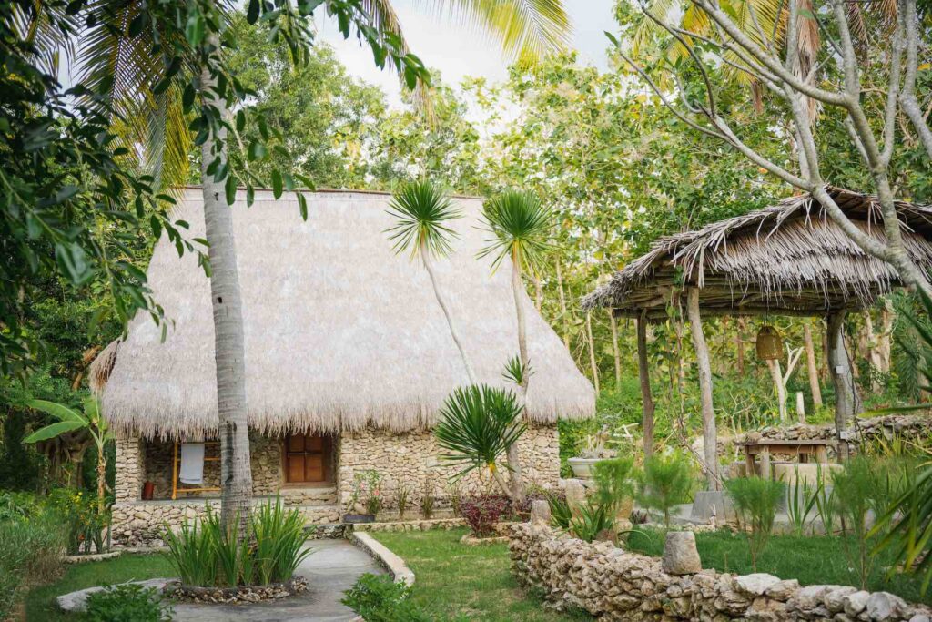 traditionelles haus im garten der unterkunft umah ilu auf nusa penida