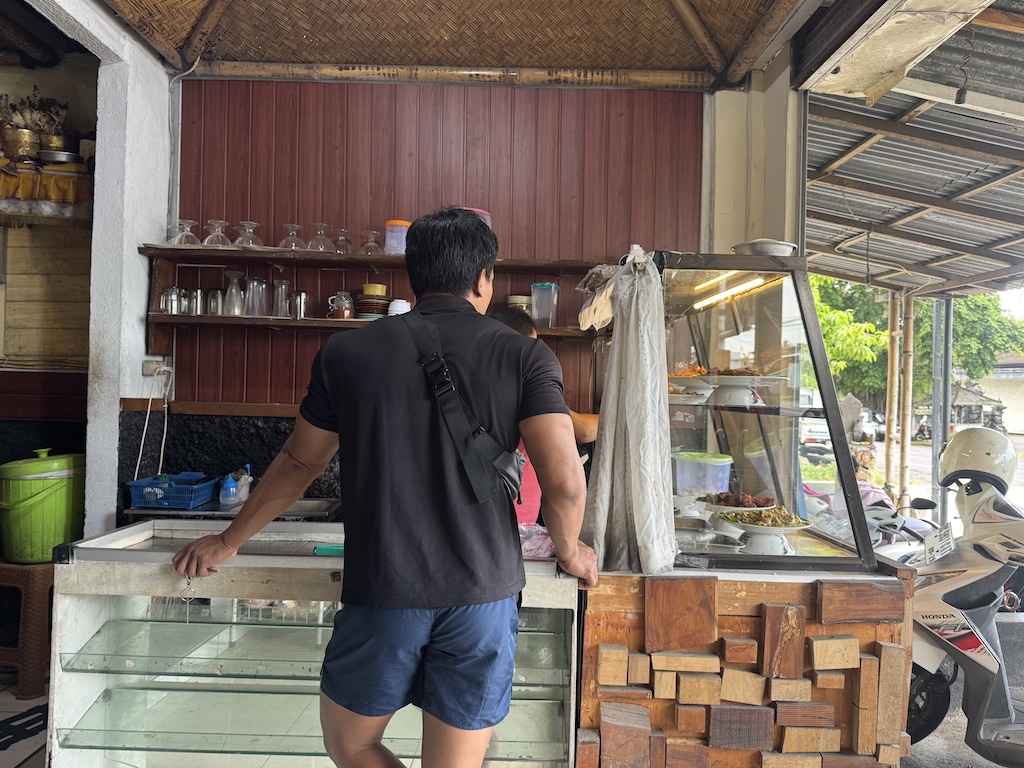 warung-makan-oca-balian